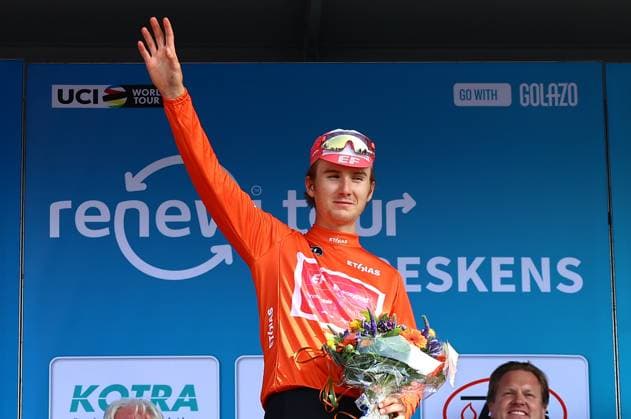 US Colby Simmons of EF Education-EasyPost celebrates on the podium in the youth jersey after the first stage of the Renewi Tour multi-stage cycling race, from Terneuzen to Breskens, The Netherlands (182,7 km) on Wednesday 20 August 2025. The five-day race takes place in Belgium and the Netherlands. DAVIDxPINTENS  x131653083x