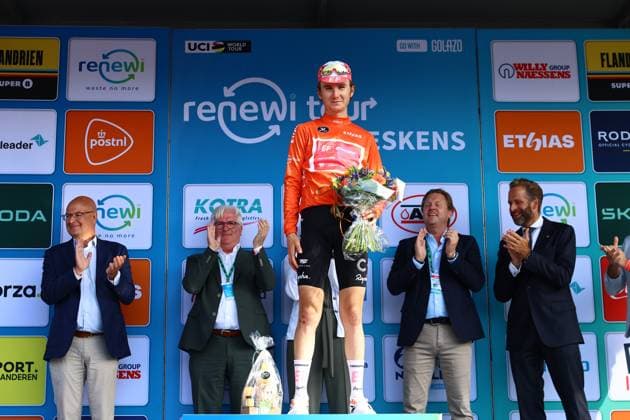 US Colby Simmons of EF Education-EasyPost celebrates on the podium in the youth jersey after the first stage of the Renewi Tour multi-stage cycling race, from Terneuzen to Breskens, The Netherlands (182,7 km) on Wednesday 20 August 2025. The five-day race takes place in Belgium and the Netherlands. DAVIDxPINTENS  x131653084x
