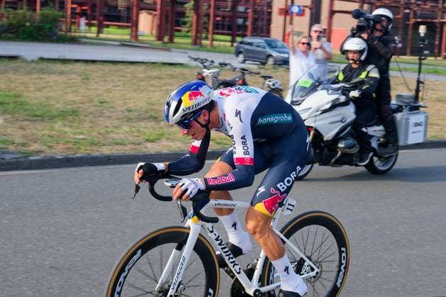 Deutschland Tour2025 The Deutschland Tour kicked off with 3.1 flat, technically demanding kilometers around the Zollverein colliery The prologue on the site of the former coal mine demanded precision and speed the gaps at the finish were correspondingly narrow