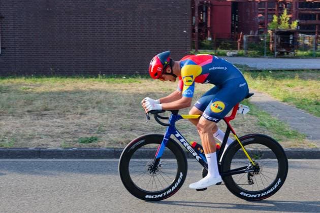 Deutschland Tour2025 The Deutschland Tour kicked off with 3.1 flat, technically demanding kilometers around the Zollverein colliery The prologue on the site of the former coal mine demanded precision and speed the gaps at the finish were correspondingly narrow