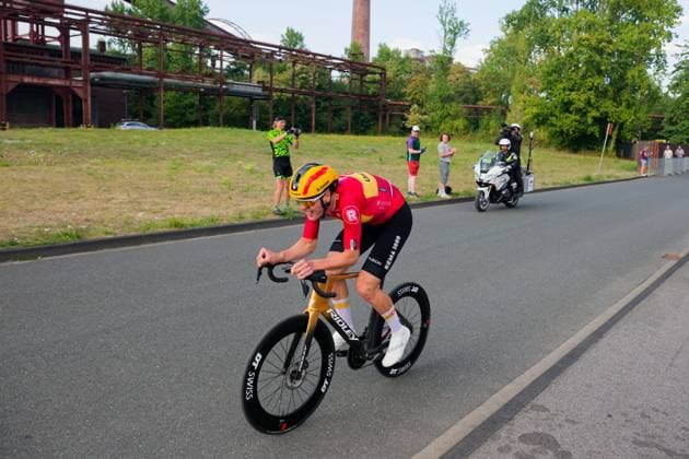 Deutschland Tour2025 The Deutschland Tour kicked off with 3.1 flat, technically demanding kilometers around the Zollverein colliery The prologue on the site of the former coal mine demanded precision and speed the gaps at the finish were correspondingly narrow