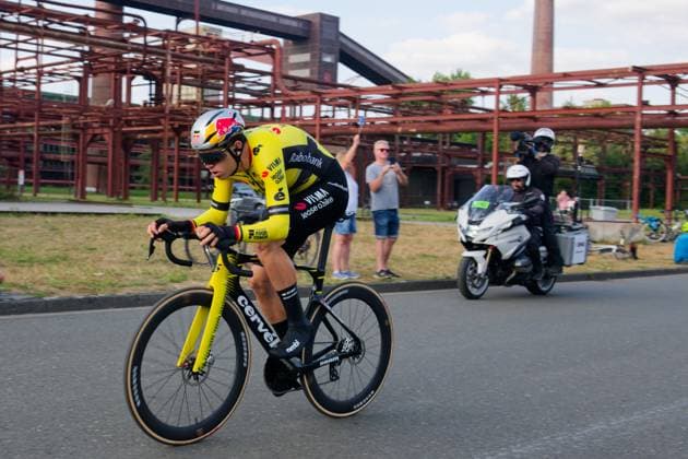 Deutschland Tour2025 The Deutschland Tour kicked off with 3.1 flat, technically demanding kilometers around the Zollverein colliery The prologue on the site of the former coal mine demanded precision and speed the gaps at the finish were correspondingly narrow