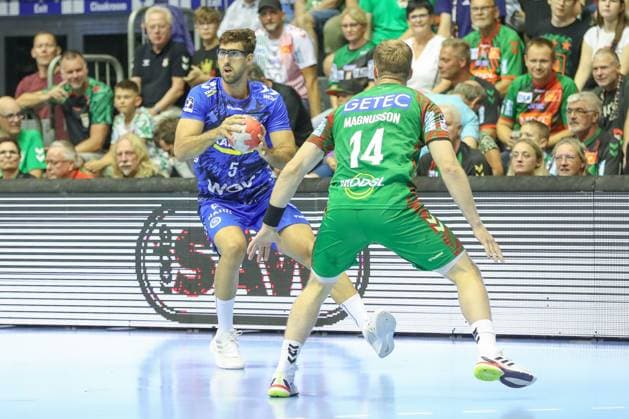 20 08 2025, xgox, Handball Hummel Cup SC Magdeburg TVB Stuttgart emspor, v l Antonio Seradilla Stuttgart, 5 am Ball, plays the ball Magdeburg
