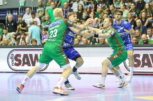 20 08 2025, xgox, Handball Hummel Cup SC Magdeburg TVB Stuttgart emspor, v l Magnus Saugstrup Magdeburg, 23 , Max Haefner Häfner, Stuttgart, 3 , Omar Ingi Magnusson Magdeburg, 14 duel, duel, fight, tackle Magdeburg