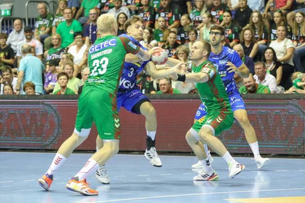 20 08 2025, xgox, Handball Hummel Cup SC Magdeburg TVB Stuttgart emspor, v l Magnus Saugstrup Magdeburg, 23 , Max Haefner Häfner, Stuttgart, 3 , Omar Ingi Magnusson Magdeburg, 14 duel, duel, fight, tackle Magdeburg
