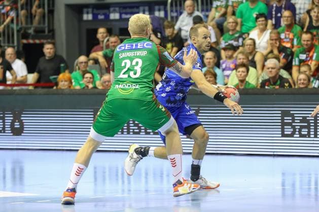 20 08 2025, xgox, Handball Hummel Cup SC Magdeburg TVB Stuttgart emspor, v l Magnus Saugstrup Magdeburg, 23 , Kai Haefner Häfner, Stuttgart, 34 duel, duel, fight, tackle Magdeburg