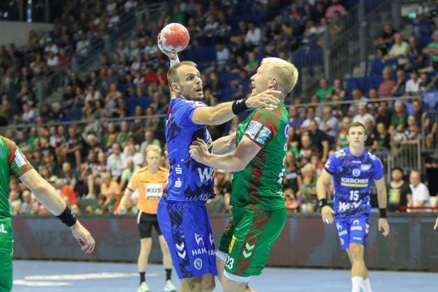 20 08 2025, xgox, Handball Hummel Cup SC Magdeburg TVB Stuttgart emspor, v l Magnus Saugstrup Magdeburg, 23 , Kai Haefner Häfner, Stuttgart, 34 duel, duel, fight, tackle Magdeburg