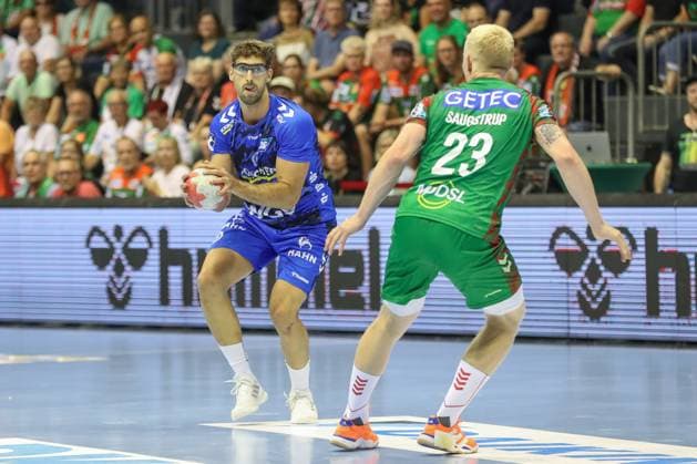 20 08 2025, xgox, Handball Hummel Cup SC Magdeburg TVB Stuttgart emspor, v l Antonio Seradilla Stuttgart, 5 am Ball, plays the ball Magdeburg