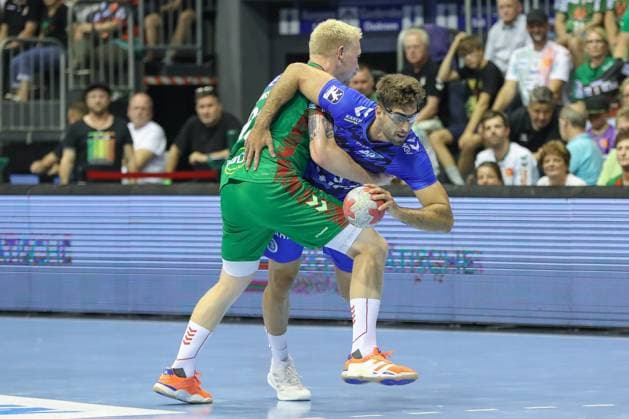 20 08 2025, xgox, Handball Hummel Cup SC Magdeburg TVB Stuttgart emspor, v l Magnus Saugstrup Magdeburg, 23 , Kai Haefner Häfner, Stuttgart, 34 duel, duel, fight, tackle Magdeburg