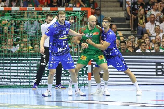 20 08 2025, xgox, Handball Hummel Cup SC Magdeburg TVB Stuttgart emspor, v l Samuel Roethlisberger Röthlisberger, Stuttgart, 17 , Oscar Bergendahl Magdeburg, 54 , Antonio Seradilla Stuttgart, 5 duel, duel, fight, tackle Magdeburg