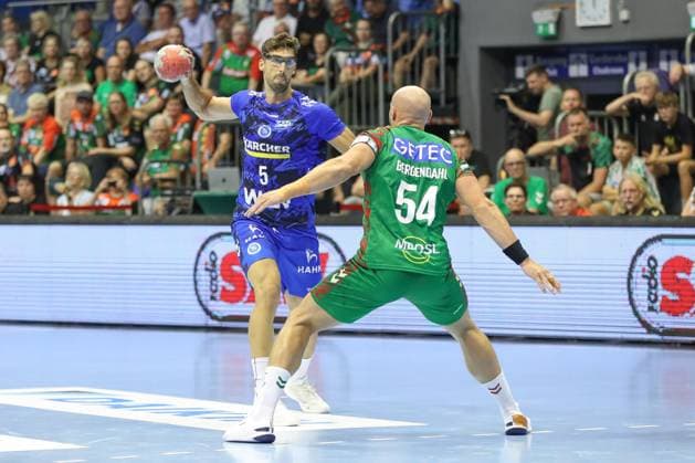 20 08 2025, xgox, Handball Hummel Cup SC Magdeburg TVB Stuttgart emspor, v l Antonio Seradilla Stuttgart, 5 , Oscar Bergendahl Magdeburg, 54 duel, duel, fight, tackle Magdeburg