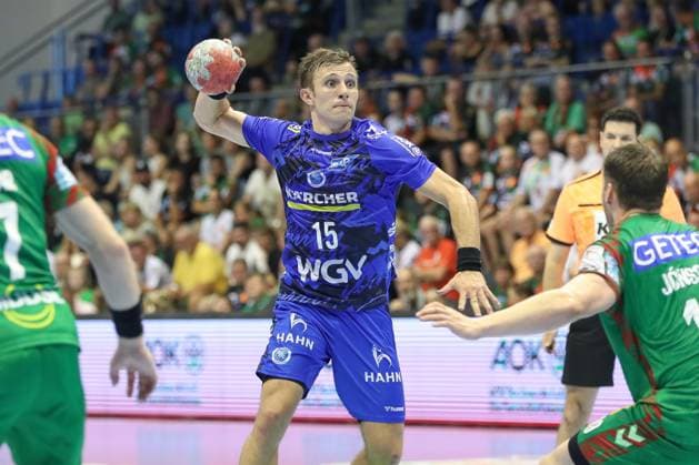 20 08 2025, xgox, Handball Hummel Cup SC Magdeburg TVB Stuttgart emspor, v l Simone Mengon Stuttgart, 15 am Ball, plays the ball Magdeburg