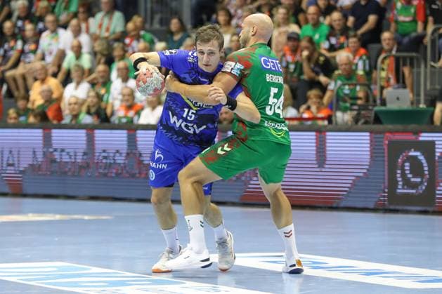 20 08 2025, xgox, Handball Hummel Cup SC Magdeburg TVB Stuttgart emspor, v l Simone Mengon Stuttgart, 15 , Oscar Bergendahl Magdeburg, 54 duel, duel, fight, tackle Magdeburg