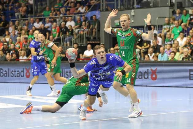 20 08 2025, xgox, Handball Hummel Cup SC Magdeburg TVB Stuttgart emspor, v l Simone Mengon Stuttgart, 15 throws goal, Torschuetze, scores goal, Treffer, scores the goal Magdeburg