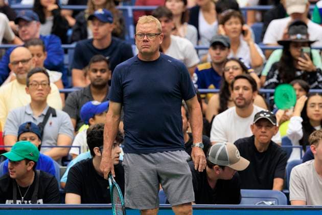 August 20, 2025, Flushing Meadows, New York, USA: Gavin MacMillan, coach of Coco Gauff watches her practice with Elina Svitolina on at the 2025 US Open at USTA Billie Jean King National Tennis Center on Wednesday August 20, 2025 in the Flushing neighborhood of the Queens borough of New York City. JAVIER ROJAS PI Flushing Meadows USA - ZUMAp124 20250820_zaa_p124_013 Copyright: xJavierxRojasx