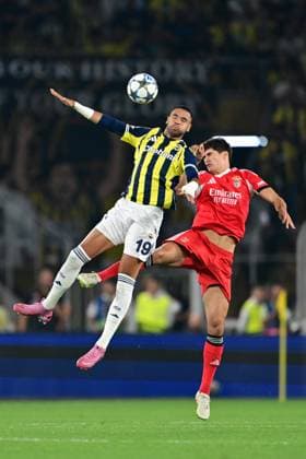 Fenerbahce v Benfica - UEFA Champions League ISTANBUL, TURKIYE - AUGUST 20: Youssef En-Nesyri of Fenerbahce competes against Antonio Silva of Benfica during the UEFA Champions League play-off round 1st leg match between Fenerbahce and Benfica at Fenerbahce Sukru Saracoglu Spor Kompleksi on August 20, 2025 in Istanbul, Turkiye. Serhat Cagdas Anadolu Istanbul Turkey. Editorial use only. Please get in touch for any other usage.  Copyright: x2025xAnadoluxSerhatxCagdasx
