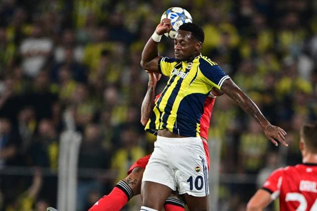 Fenerbahce v Benfica - UEFA Champions League ISTANBUL, TURKIYE - AUGUST 20: Jhon Duran (10) of Fenerbahce competes against Nicolas Otamendi of Benfica during the UEFA Champions League play-off round 1st leg match between Fenerbahce and Benfica at Fenerbahce Sukru Saracoglu Spor Kompleksi on August 20, 2025 in Istanbul, Turkiye. Serhat Cagdas Anadolu Istanbul Turkey. Editorial use only. Please get in touch for any other usage.  Copyright: x2025xAnadoluxSerhatxCagdasx