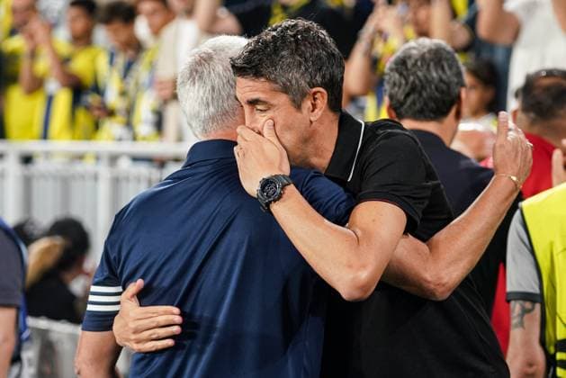 Fenerbahce v Benfica - UEFA Champions League ISTANBUL, TURKIYE - AUGUST 20: Fenerbahce head coach Jose Mourinho (L) and Benfica head coach Bruno Lage (R) greet each other and exchange good wishes ahead of the UEFA Champions League play-off round match between Fenerbahce and Benfica, at Chobani Stadium in Istanbul, Turkiye on August 20, 2025. Cemal Yurttas Anadolu Istanbul Turkey. Editorial use only. Please get in touch for any other usage.  Copyright: x2025xAnadoluxCemalxYurttasx