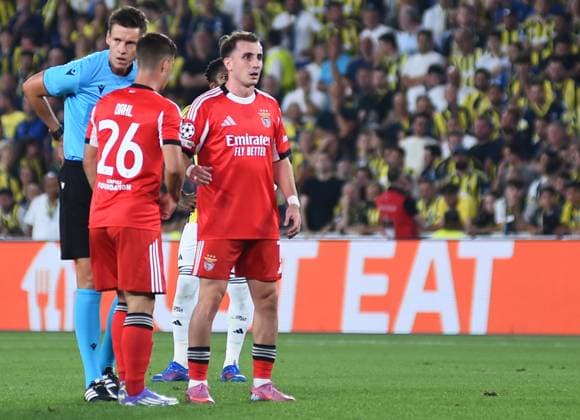 Referee Daniel Siebert and Kerem Akturkoglu , Samuel Dahl (26) of Benfica during the UEFA Champions League Play off 1st leg match between Fenerbahce and Benfica at Ulker Sukru Saracoglu CHOBANI Stadium on August 20, 2025 in Istanbul, Turkey. (Photo by SeskimPhoto) Fenerbahce v Benfica - UEFA Champions League Play off 1st leg match 
