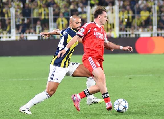 Sofyan Amrabat (L) of Fenerbahce and Kerem Akturkoglu (R) of Benfica battle for the ball during the UEFA Champions League Play off 1st leg match between Fenerbahce and Benfica at Ulker Sukru Saracoglu CHOBANI Stadium on August 20, 2025 in Istanbul, Turkey. (Photo by SeskimPhoto) Fenerbahce v Benfica - UEFA Champions League Play off 1st leg match 