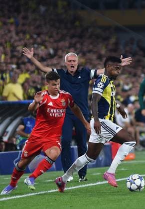 Coach Jose Mourinho reacts to Nelson Semedo (27) of Fenerbahce and Samuel Dahl (26) of Benfica battle for the ball during the UEFA Champions League Play off 1st leg match between Fenerbahce and Benfica at Ulker Sukru Saracoglu CHOBANI Stadium on August 20, 2025 in Istanbul, Turkey. (Photo by SeskimPhoto) Fenerbahce v Benfica - UEFA Champions League Play off 1st leg match 