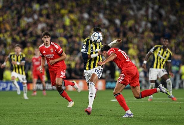 Fenerbahce v Benfica - UEFA Champions League ISTANBUL, TURKIYE - AUGUST 20: Youssef En-Nesyri (19) of Fenerbahce and Amar Dedic (17) of Benfica compete during the UEFA Champions League play-off round 1st leg match between Fenerbahce and Benfica at Fenerbahce Sukru Saracoglu Spor Kompleksi on August 20, 2025 in Istanbul, Turkiye. Elif Ozturk Anadolu Istanbul Turkey. Editorial use only. Please get in touch for any other usage.  Copyright: x2025xAnadoluxElifxOzturkx