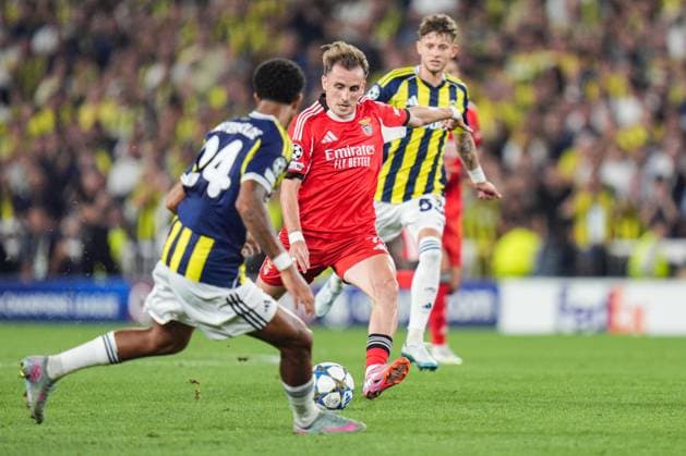 Fenerbahce v Benfica - UEFA Champions League ISTANBUL, TURKIYE - AUGUST 20: Kerem Akturkoglu of Benfica competes against Jayden Oosterwolde of Fenerbahce during the UEFA Champions League play-off round 1st leg match between Fenerbahce and Benfica at Fenerbahce Sukru Saracoglu Spor Kompleksi on August 20, 2025 in Istanbul, Turkiye. Cemal Yurttas Anadolu Istanbul Turkey. Editorial use only. Please get in touch for any other usage.  Copyright: x2025xAnadoluxCemalxYurttasx