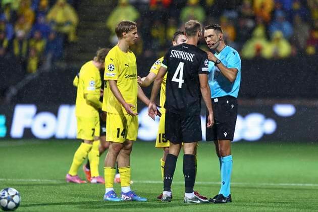 UEFA Champions Leauge Playoff 2025 2026 Bodo Glimt Sturm Graz Bodo 20250820 Sturm Grazs Jon Gorenc Stankovic is spoken to by referee Sandro Scharer during the UEFA Champions Leauge Playoff match between Bodo Glimt and Sturm Graz at Aspmyra Stadium Photo Mats Torbergsen NTB Bodo Norge EDITORIAL USE ONLY RESTRICTED USE FOR BETTING COMPANIES  Copyright: xMatsxTorbergsenx xNTBx