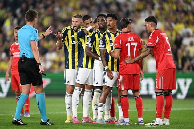 Fenerbahce v Benfica - UEFA Champions League ISTANBUL, TURKIYE - AUGUST 20: Players and the referee during the UEFA Champions League play-off round 1st leg match between Fenerbahce and Benfica at Fenerbahce Sukru Saracoglu Sports Complex on August 20, 2025 in Istanbul, Turkiye. Ali Atmaca Anadolu Istanbul Turkey. Editorial use only. Please get in touch for any other usage.  Copyright: x2025xAnadoluxAlixAtmacax