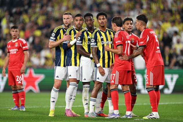 Fenerbahce v Benfica - UEFA Champions League ISTANBUL, TURKIYE - AUGUST 20: Players line up during the UEFA Champions League play-off round 1st leg match between Fenerbahce and Benfica at Fenerbahce Sukru Saracoglu Sports Complex on August 20, 2025 in Istanbul, Turkiye. Ali Atmaca Anadolu Istanbul Turkey. Editorial use only. Please get in touch for any other usage.  Copyright: x2025xAnadoluxAlixAtmacax