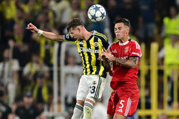 Fenerbahce v Benfica - UEFA Champions League ISTANBUL, TURKIYE - AUGUST 20: Sebastian Szymanski (L) of Fenerbahce and Enzo Barrenechea (5) of Benfica compete during the UEFA Champions League play-off round 1st leg match between Fenerbahce and Benfica at Fenerbahce Sukru Saracoglu Spor Kompleksi on August 20, 2025 in Istanbul, Turkiye. Serhat Cagdas Anadolu Istanbul Turkey. Editorial use only. Please get in touch for any other usage.  Copyright: x2025xAnadoluxSerhatxCagdasx