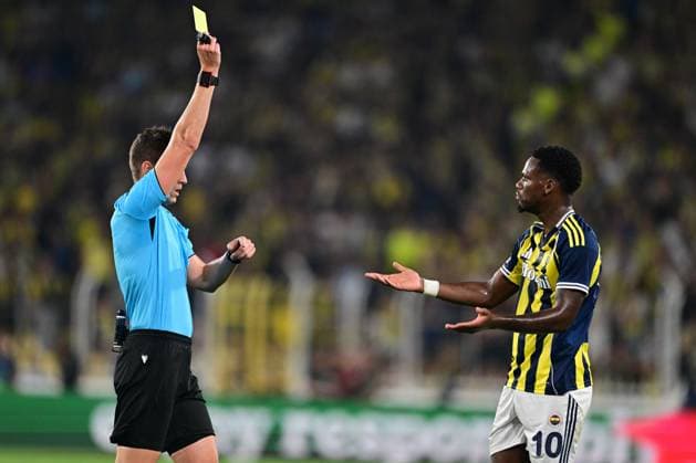 Fenerbahce v Benfica - UEFA Champions League ISTANBUL, TURKIYE - AUGUST 20: Referee Daniel Siebert of Germany shows a yellow card to Jhon Duran (10) of Fenerbahce during the UEFA Champions League play-off round 1st leg match between Fenerbahce and Benfica at Fenerbahce Sukru Saracoglu Spor Kompleksi on August 20, 2025 in Istanbul, Turkiye. Serhat Cagdas Anadolu Istanbul Turkey. Editorial use only. Please get in touch for any other usage.  Copyright: x2025xAnadoluxSerhatxCagdasx
