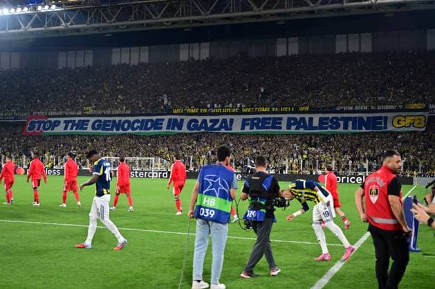 Fenerbahce v Benfica - UEFA Champions League ISTANBUL, TURKIYE - AUGUST 20: A view of banner reading Stop the genocide in Gaza! Free Palestine! in the stands ahead of the UEFA Champions League play-off round match between Fenerbahce and Benfica, at Chobani Stadium in Istanbul, Turkiye on August 20, 2025. Serhat Cagdas Anadolu Istanbul Turkey. Editorial use only. Please get in touch for any other usage.  Copyright: x2025xAnadoluxSerhatxCagdasx