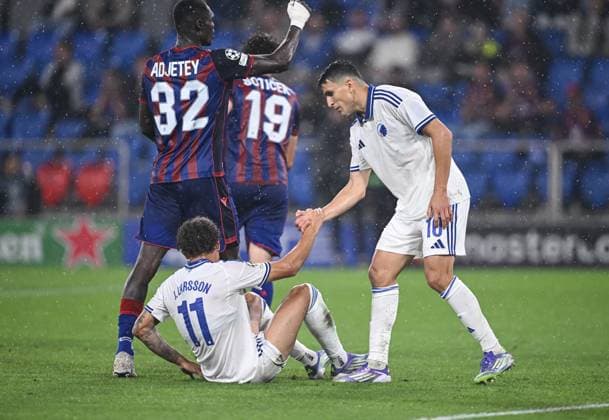 Football Champions League Qualification Play Off Season 2025 2026 First leg 20 08 2025 FC Basel FC Copenhagen Mohamed Elyounoussi right, FC Copenhagen helps Jordan Larsson left, FC Copenhagen up