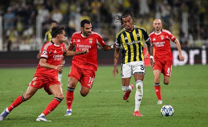 Fenerbahce v Benfica - UEFA Champions League ISTANBUL, TURKIYE - AUGUST 20: Archie Brown (33) of Fenerbahce competes against Vangelis Pavlidis (14) of Benfica during the UEFA Champions League play-off round 1st leg match between Fenerbahce and Benfica at Fenerbahce Sukru Saracoglu Spor Kompleksi on August 20, 2025 in Istanbul, Turkiye. Elif Ozturk Anadolu Istanbul Turkey. Editorial use only. Please get in touch for any other usage.  Copyright: x2025xAnadoluxElifxOzturkx
