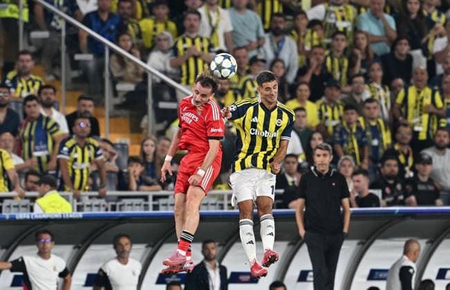 Fenerbahce v Benfica - UEFA Champions League ISTANBUL, TURKIYE - AUGUST 20: Archie Brown (33) of Fenerbahce competes against Vangelis Pavlidis (14) of Benfica during the UEFA Champions League play-off round 1st leg match between Fenerbahce and Benfica at Fenerbahce Sukru Saracoglu Spor Kompleksi on August 20, 2025 in Istanbul, Turkiye. Elif Ozturk Anadolu Istanbul Turkey. Editorial use only. Please get in touch for any other usage.  Copyright: x2025xAnadoluxElifxOzturkx