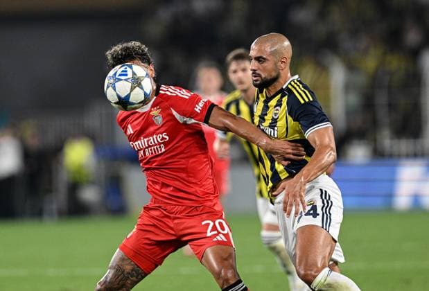 Fenerbahce v Benfica - UEFA Champions League ISTANBUL, TURKIYE - AUGUST 20: Sofyan Amrabat (34) of Fenerbahce competes against Richard Rios (20) of Benfica during the UEFA Champions League play-off round 1st leg match between Fenerbahce and Benfica at Fenerbahce Sukru Saracoglu Spor Kompleksi on August 20, 2025 in Istanbul, Turkiye. Elif Ozturk Anadolu Istanbul Turkey. Editorial use only. Please get in touch for any other usage.  Copyright: x2025xAnadoluxElifxOzturkx