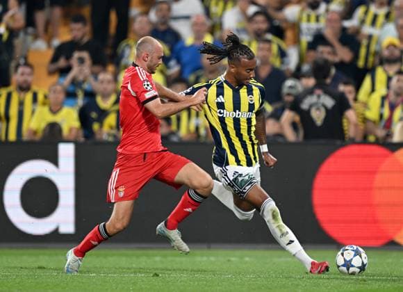 Fenerbahce v Benfica - UEFA Champions League ISTANBUL, TURKIYE - AUGUST 20: Archie Brown of Fenerbahce in action against Fredrik Aursnes of Benfica during the UEFA Champions League play-off round 1st leg match between Fenerbahce and Benfica at Chobani Stadium on August 20, 2025 in Istanbul, Turkiye. Ali Atmaca Anadolu Istanbul Turkey. Editorial use only. Please get in touch for any other usage.  Copyright: x2025xAnadoluxAlixAtmacax