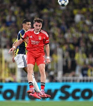 Fenerbahce v Benfica - UEFA Champions League ISTANBUL, TURKIYE - AUGUST 20: Mert Muldur (18) of Fenerbahce in action against Kerem Akturkoglu of Benfica during the UEFA Champions League play-off round 1st leg match between Fenerbahce and Benfica at Chobani Stadium on August 20, 2025 in Istanbul, Turkiye. Ali Atmaca Anadolu Istanbul Turkey. Editorial use only. Please get in touch for any other usage.  Copyright: x2025xAnadoluxAlixAtmacax