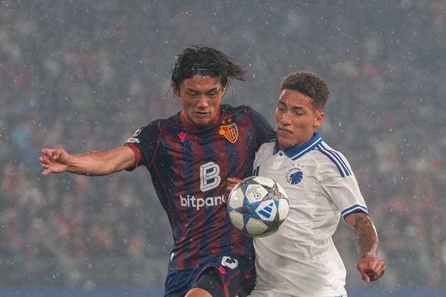 Keigo Tsunemoto FC Basel, 06 in duel with Robert Silva FC Copenhagen, F C Kobenhavn, 16 , Switzerland, Soccer, UEFA Champions League , Play off first leg, 2025 26, FC Basel vs FC Copenhagen, 20 08 2025, St Jakob Park, Basel, Switzerland Basel St Jakob Park Basel City Switzerland Copyright: xArnexAmbergx