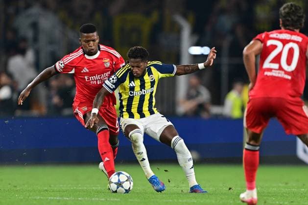 Fenerbahce v Benfica - UEFA Champions League ISTANBUL, TURKIYE - AUGUST 20: Fred Rodrigues (C) of Fenerbahce competes against Florentino (L) of Benfica during the UEFA Champions League play-off round match between Fenerbahce and Benfica, at Chobani Stadium in Istanbul, Turkiye on August 20, 2025. Serhat Cagdas Anadolu Istanbul Turkey. Editorial use only. Please get in touch for any other usage.  Copyright: x2025xAnadoluxSerhatxCagdasx