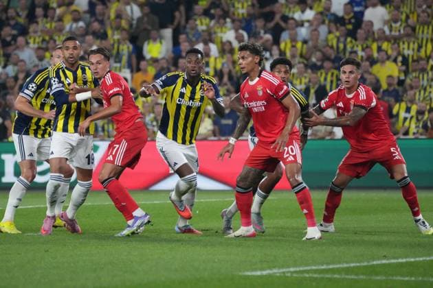 Milan Skriniar (37) , Youssef En Nesyri (19) , John Duran (10) and Jayden Oosterwolde of Fenerbahce and Amar Dedic (17) , Enzo Barranechea and Richard Rios Montoya (20) of Benfica battle for the ball during the UEFA Champions League Play off 1st leg match between Fenerbahce and Benfica at Ulker Sukru Saracoglu CHOBANI Stadium on August 20, 2025 in Istanbul, Turkey. Istanbul Turkey Copyright: xSeskimPhotox Fenerbahce-Benfica_2008 (17)