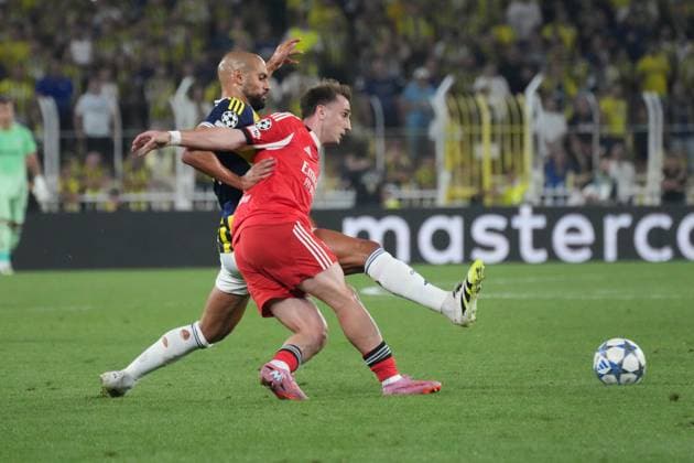 Sofyan Amrabat (L) of Fenerbahce and Kerem Akturkoglu (7) of Benfica battle for the ball during the UEFA Champions League Play off 1st leg match between Fenerbahce and Benfica at Ulker Sukru Saracoglu CHOBANI Stadium on August 20, 2025 in Istanbul, Turkey. Istanbul Turkey Copyright: xSeskimPhotox Fenerbahce-Benfica_2008 (23)