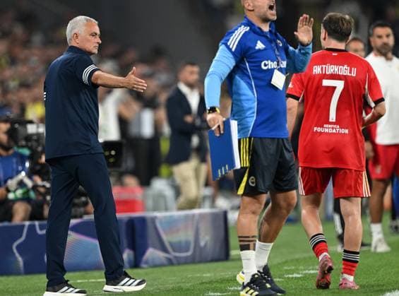 Fenerbahce v Benfica - UEFA Champions League ISTANBUL, TURKIYE - AUGUST 20: Head coach Jose Mourinho of Fenerbahce congratulates Kerem Akturkoglu of Benfica during the UEFA Champions League play-off round match between Fenerbahce and Benfica, at Chobani Stadium in Istanbul, Turkiye on August 20, 2025. Ali Atmaca Anadolu Istanbul Turkey. Editorial use only. Please get in touch for any other usage.  Copyright: x2025xAnadoluxAlixAtmacax