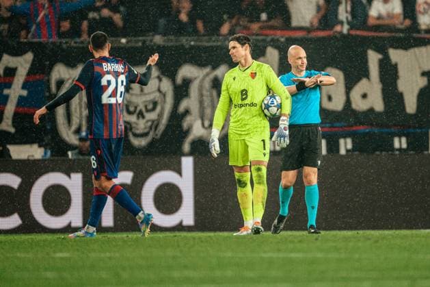 20 08 2025, Football, Men, Champions League Playoffs, Season 25 26, FC Basel vs FC Copenhagen Anthony Taylor cancels the goal after VAR St Jakob Park, Basel, Switzerland