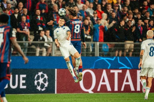 20 08 2025, Football, Men, Champions League Playoffs, Season 25 26, FC Basel vs FC Copenhagen Koba Koindredi 8 FC Basel in a header duel with Mohamed Elyounoussi 10 FC Copenhagen St Jakob Park, Basel, Switzerland