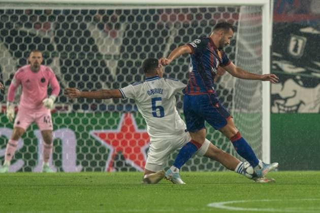 Basel, Switzerland, August 20th 2025 Gabriel Pereira (5 F.C. Copenhagen) against Albian Ajeti (23 FC Basel 1893) battle for the ball during the UEFA Champions League Play-off match between FC Basel 1893 and F.C. Copenhagen at St. Jakob Park in Basel, Switzerland. (Pascal von Büren SPP) Copyright: xPascalxvonxBürenx xSPPx spp-en-PaVoBSp-Pavo-Fotografie-422