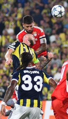 Archie Brown (33) , Milan Skriniar of Fenerbahce and Nicolas Otamendi of Benfica battle for the ball during the UEFA Champions League Play off 1st leg match between Fenerbahce and Benfica at Ulker Sukru Saracoglu CHOBANI Stadium on August 20, 2025 in Istanbul, Turkey. Istanbul Turkey Copyright: xSeskimPhotox Fenerbahce-Benfica_2008 (35)