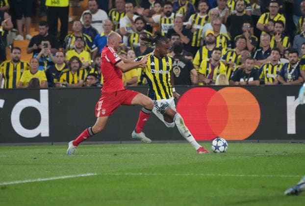 Archie Brown (R) of Fenerbahce and Fredrik Aursnes (L) of Benfica battle for the ball during the UEFA Champions League Play off 1st leg match between Fenerbahce and Benfica at Ulker Sukru Saracoglu CHOBANI Stadium on August 20, 2025 in Istanbul, Turkey. Istanbul Turkey Copyright: xSeskimPhotox Fenerbahce-Benfica_2008 (36)