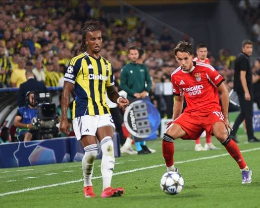 Archie Brown (L) of Fenerbahce and Amar Dedic (R) of Benfica battle for the ball during the UEFA Champions League Play off 1st leg match between Fenerbahce and Benfica at Ulker Sukru Saracoglu CHOBANI Stadium on August 20, 2025 in Istanbul, Turkey. Istanbul Turkey Copyright: xSeskimPhotox Fenerbahce-Benfica_2008 (65)